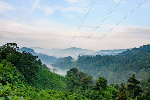 Sceniczny widok gór na tle nieba