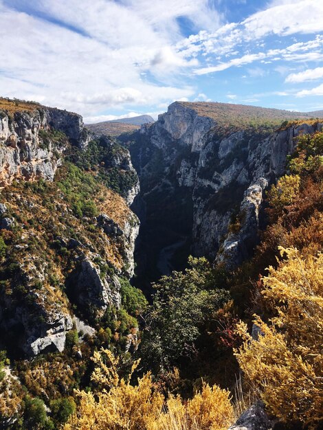 Zdjęcie sceniczny widok gór na tle nieba