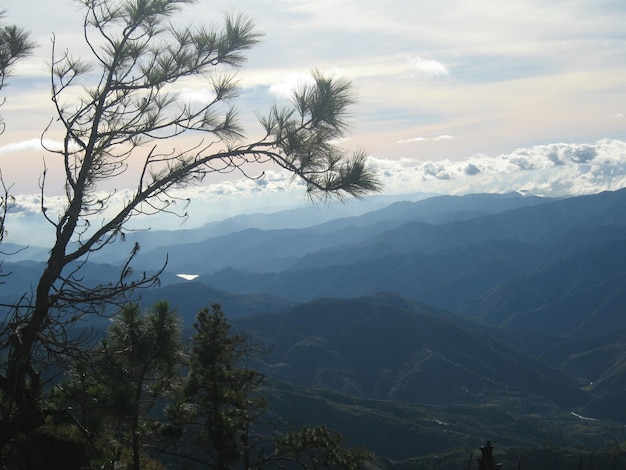 Sceniczny widok gór na tle nieba