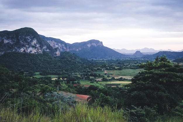 Sceniczny widok gór na tle nieba