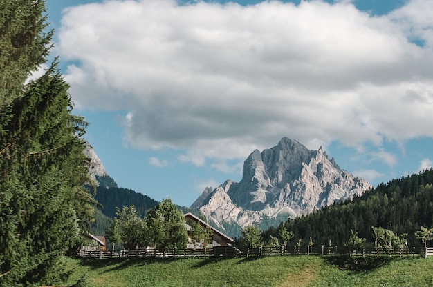 Zdjęcie sceniczny widok gór na tle nieba