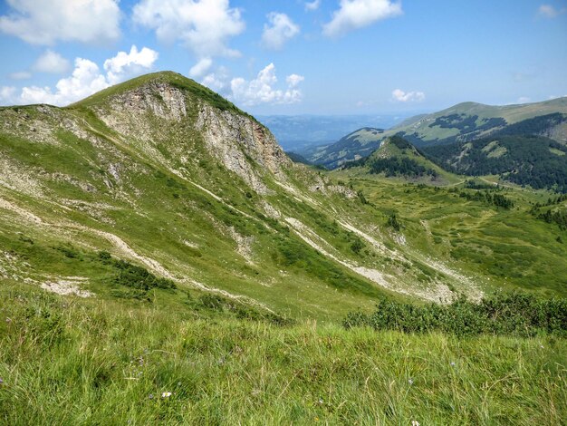 Sceniczny widok gór na tle nieba