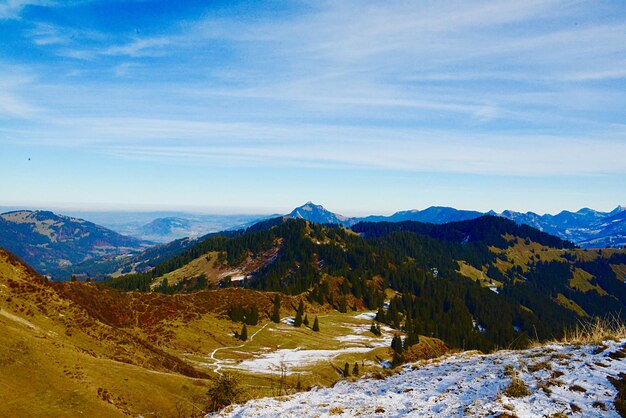 Zdjęcie sceniczny widok gór na tle nieba