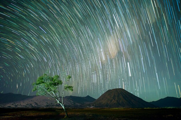 Sceniczny widok gór na tle nocnego nieba