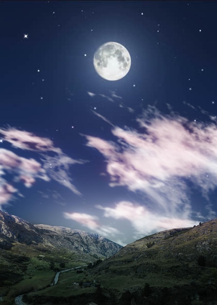 Sceniczny widok gór na tle pełni księżyca na nocnym niebie