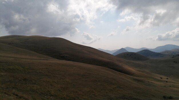 Zdjęcie sceniczny widok górskiego krajobrazu na tle nieba