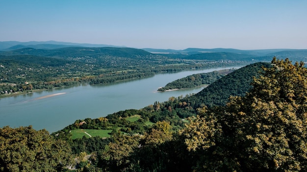 Sceniczny widok górskiego krajobrazu na tle nieba