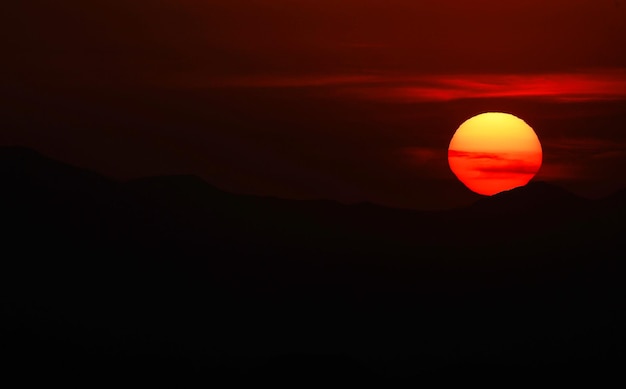 Zdjęcie sceniczny widok górskiej sylwetki na pomarańczowym niebie