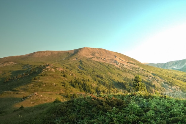 Sceniczny widok góry na jasnym niebie