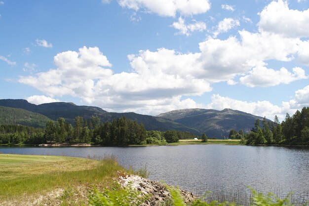 Sceniczny Widok Jeziora I Gór Na Chmurnym Niebie W Słoneczny Dzień