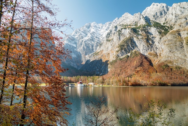Sceniczny widok jeziora na tle nieba jesienią