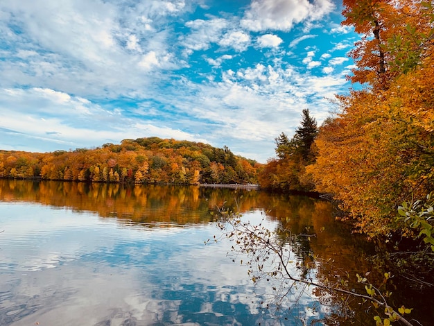 Zdjęcie sceniczny widok jeziora na tle nieba jesienią