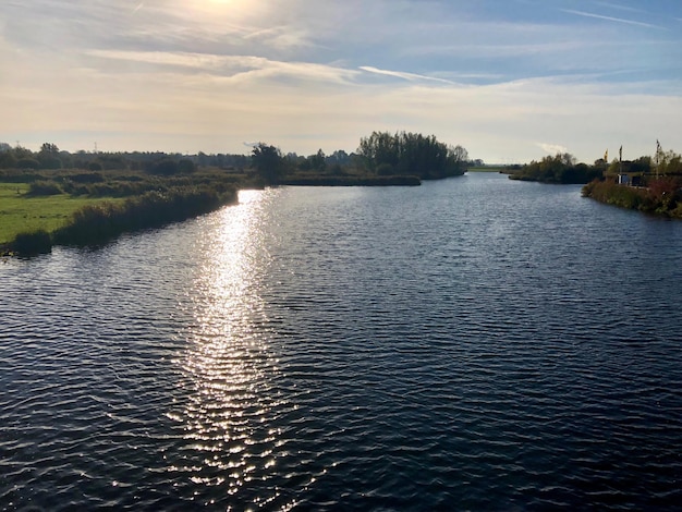 Zdjęcie sceniczny widok jeziora na tle nieba przy zachodzie słońca