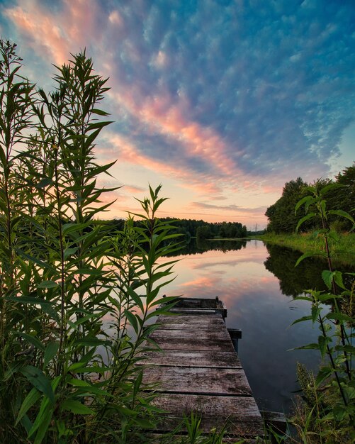 Sceniczny widok jeziora na tle nieba przy zachodzie słońca