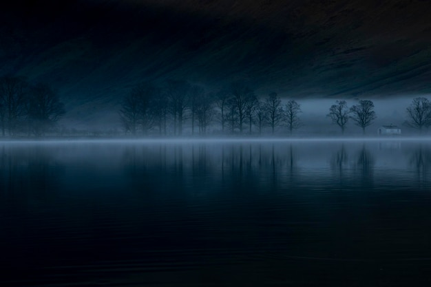 Zdjęcie sceniczny widok jeziora na tle nieba w mglistą pogodę
