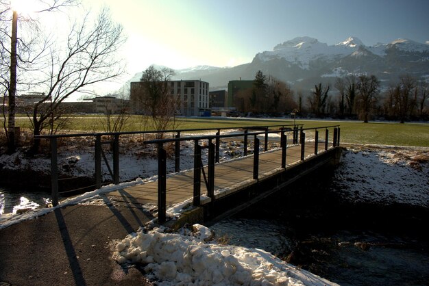 Sceniczny Widok Jeziora Na Tle Nieba W Zimie