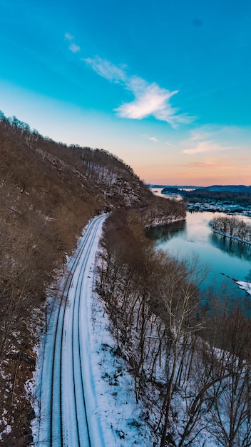 Zdjęcie sceniczny widok jeziora na tle nieba w zimie