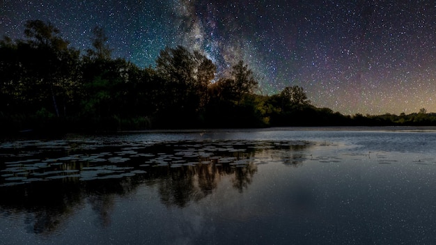 Sceniczny widok jeziora na tle nocnego nieba