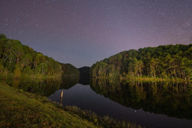 Zdjęcie sceniczny widok jeziora na tle nocnego nieba