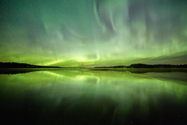 Sceniczny widok jeziora na tle nocnego nieba