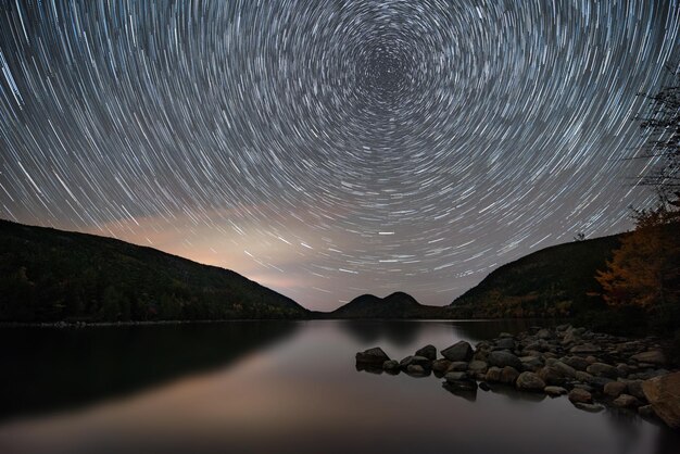 Zdjęcie sceniczny widok jeziora na tle nocnego nieba