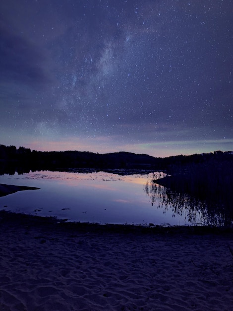 Sceniczny widok jeziora na tle nocnego nieba