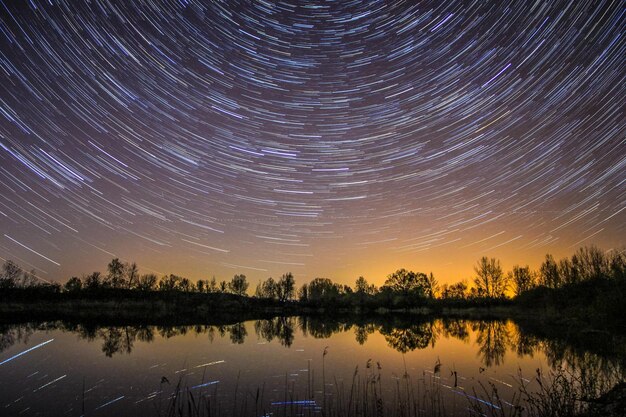 Sceniczny Widok Jeziora Na Tle Nocnego Nieba