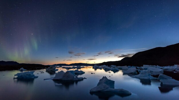 Zdjęcie sceniczny widok jeziora na tle nocnego nieba