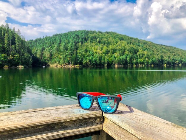 Zdjęcie sceniczny widok jeziora przez drzewa na tle nieba