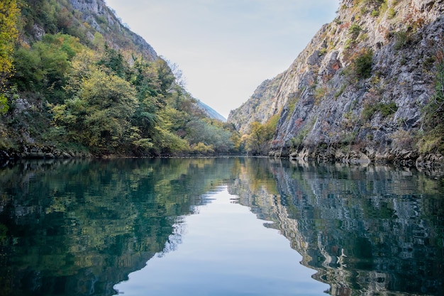 Zdjęcie sceniczny widok jeziora przez drzewa na tle nieba