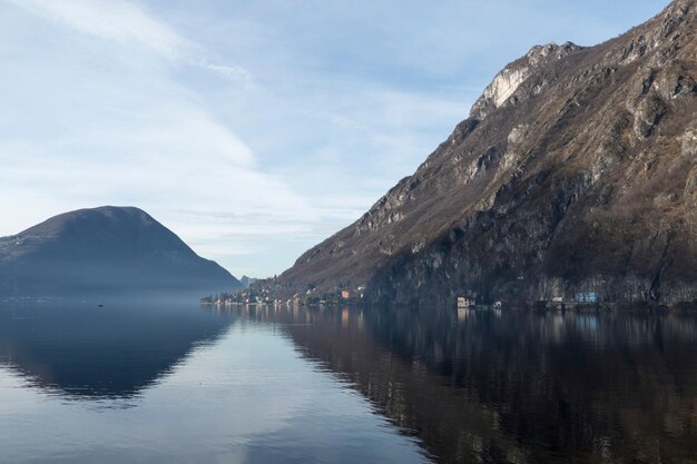 Sceniczny widok jeziora przez góry na tle nieba