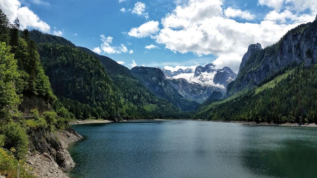 Sceniczny widok jeziora przez góry na tle nieba