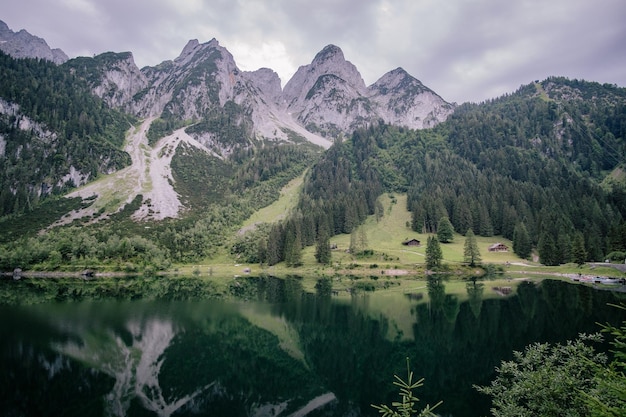 Zdjęcie sceniczny widok jeziora przez góry na tle nieba