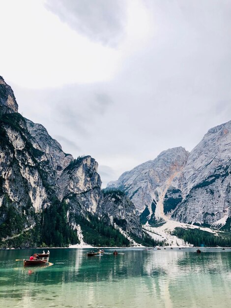 Zdjęcie sceniczny widok jeziora przez góry na tle nieba