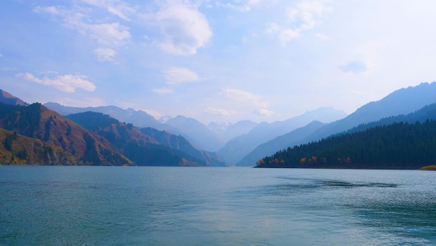Sceniczny widok jeziora przez góry na tle nieba
