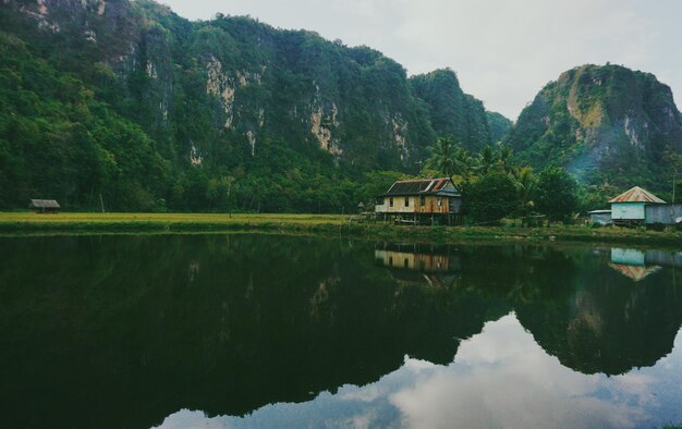 Sceniczny widok jeziora przez góry na tle nieba