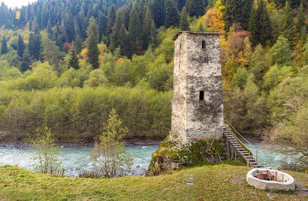 Zdjęcie sceniczny widok jeziora w lesie jesienią