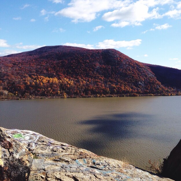 Sceniczny widok jeziora z góry jesienią