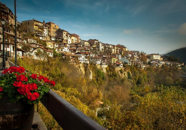 Zdjęcie sceniczny widok krajobrazu miejskiego przez budynki w mieście na tle nieba