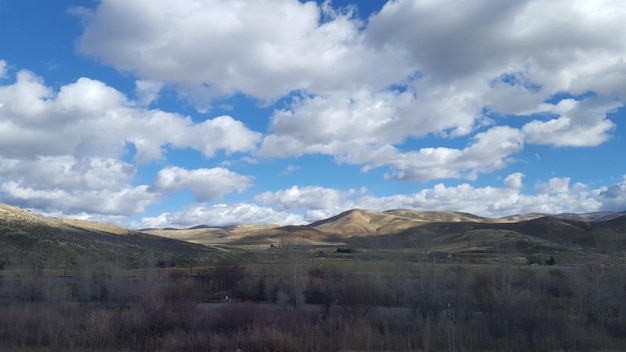 Sceniczny widok krajobrazu na chmurnym niebie