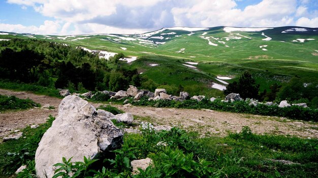 Sceniczny widok krajobrazu na chmurnym niebie