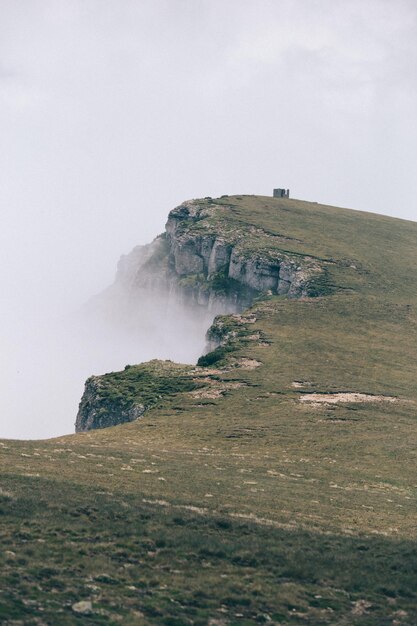 Sceniczny widok krajobrazu na jasnym niebie