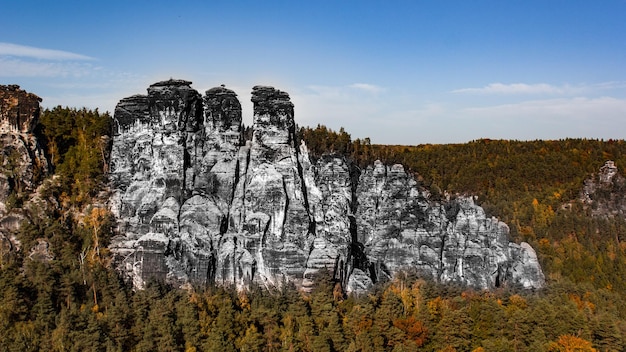 Zdjęcie sceniczny widok krajobrazu na tle nieba jesienią