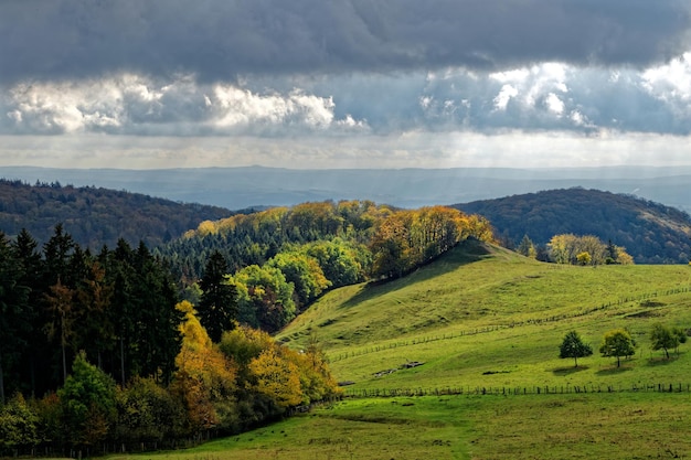 Zdjęcie sceniczny widok krajobrazu na tle nieba jesienią