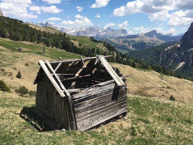 Zdjęcie sceniczny widok lądu i gór na tle nieba