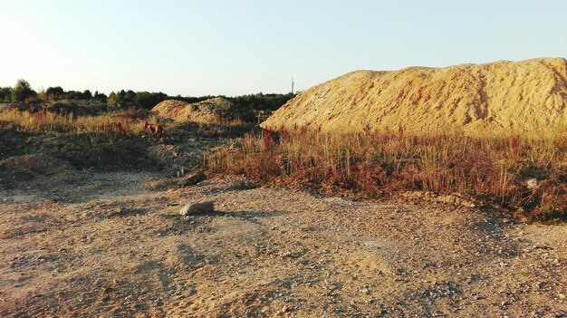 Zdjęcie sceniczny widok lądu na jasnym niebie