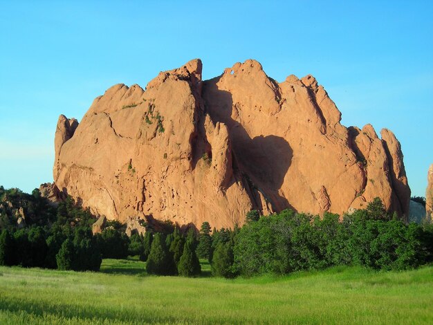 Zdjęcie sceniczny widok lądu na jasnym niebie