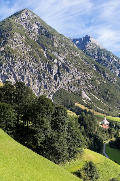 Zdjęcie sceniczny widok lądu na tle gór