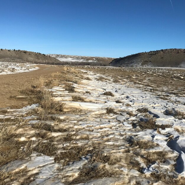 Sceniczny widok lądu na tle jasnego niebieskiego nieba