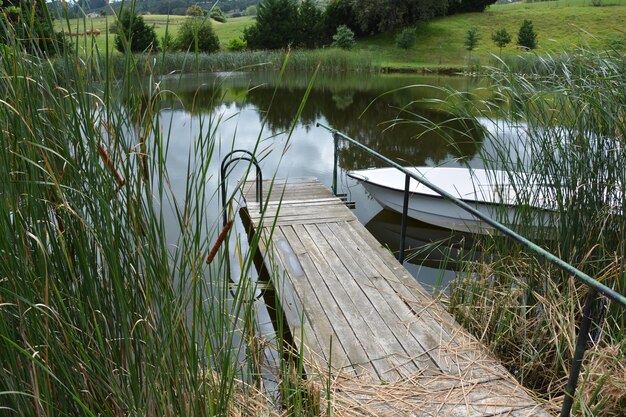 Zdjęcie sceniczny widok łodzi na jeziorze i chodnika